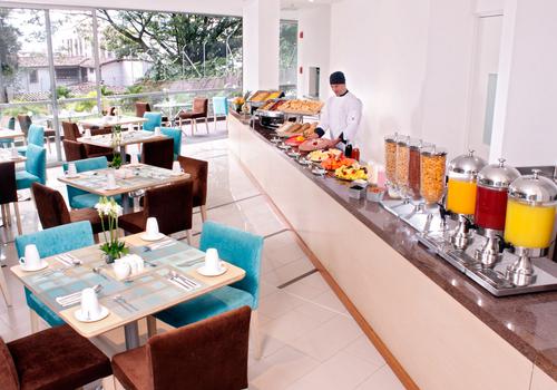 Restaurant with terrace ESTELAR Blue Hotel Medellin